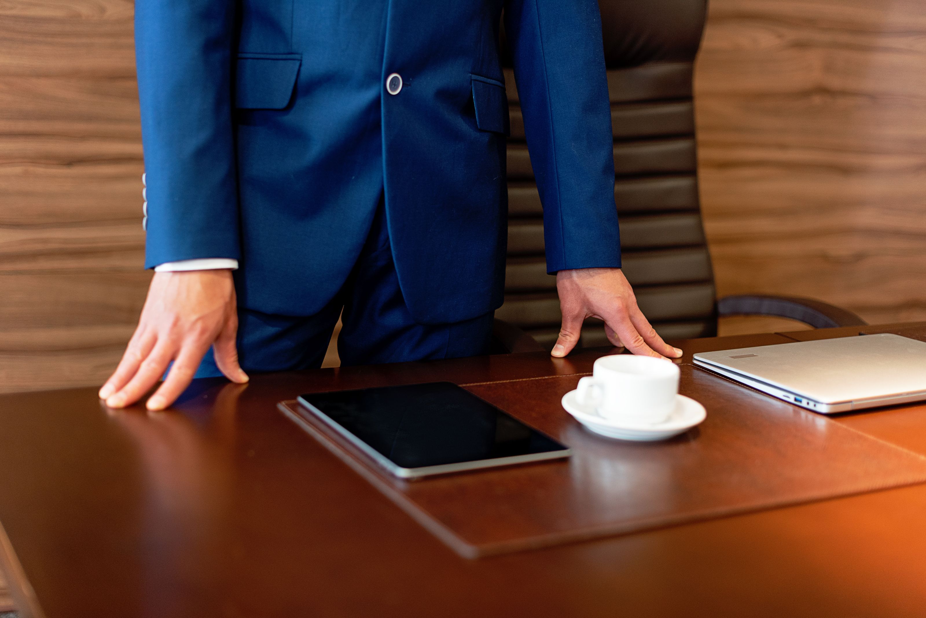 Details einer Rechtsberatung mit Tablet und Notizen