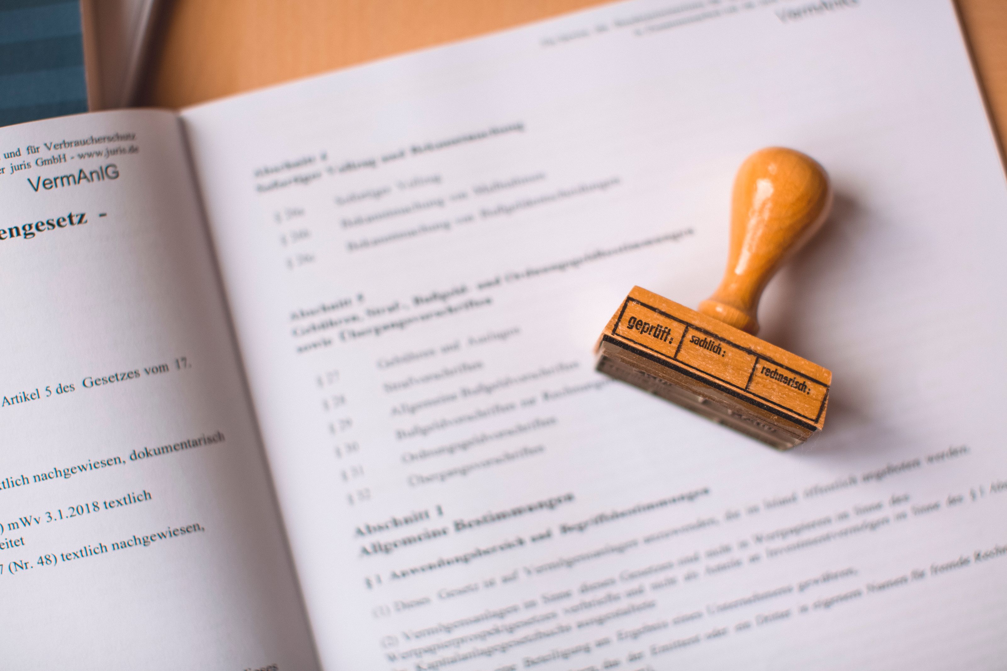 Rechtsdokument mit amtlichem Stempel
